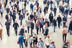 Crowd,of,people,in,a,shopping,center